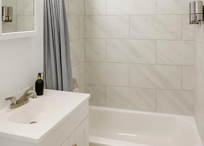 Bright 2br Near Ohare, Comfortable, Cozy Apartment *